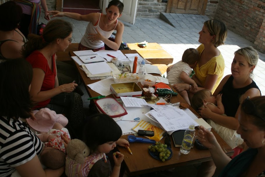 Így dolgozik az Ölbebaba: sok papír és sok baba