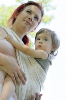 Csípőn történő hordozás hordozókendővel