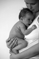 Egy újszülött édesanyja mellkasán jellemzően C alakú gerinccel, felhúzott, térdben behajlított lábakkal