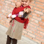 Miért nem jó a babának, ha arccal kifelé hordozzák?