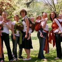 Mamák és babák változatos hordozóeszközökkel, szövött, karikás és rugalmas kendővel, mei tai-jal, csatos hordozóval